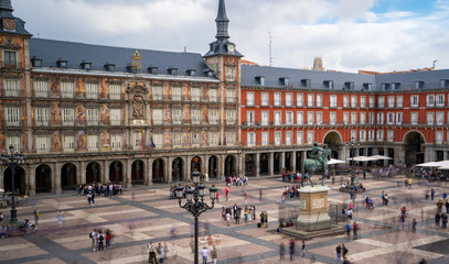 Obraz premium MADRID, SPAIN - SEPTEMBER 21, 2019: Long Exposure View of Plaza Mayor Square from Apartment Hotel Room