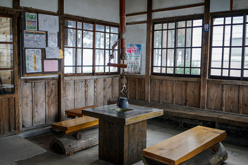 木造の羽前成田駅、待合室