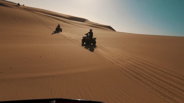 Quad dans le d&eacute;sert de Namibie en Afrique