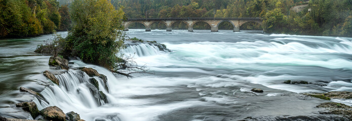 Schaffhausen in der Schweiz Rhein Rheinfall Herbst