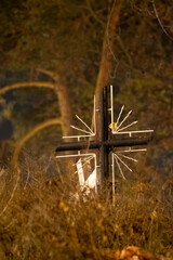 Samotny krzyż na cmentarzu  - obrazy, fototapety, plakaty