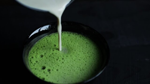 Preparation of matcha latte green tea