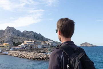 Touriste dans le quartier des Goudes à Marseille