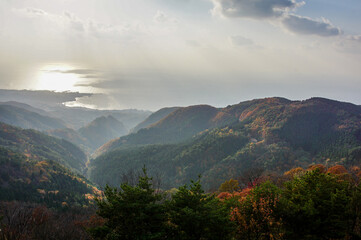 Fototapeta premium 夕霞の大佐渡スカイラインから佐渡金山道遊の割戸を望む