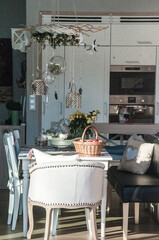 Kuchnia połączona z salonem stół w jadalni