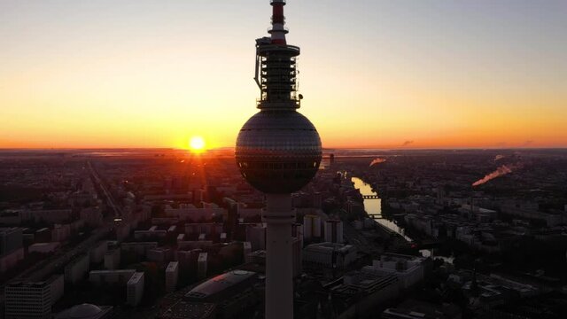 Der Fernsehturm und die Skyline von Berlin bei Sonnenaufgang.