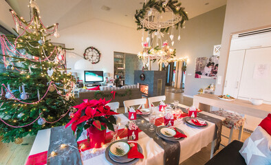 święta rodzinne boże narodzenie w domowym klimacie przy wigilijnym przy stole, bożonarodzeniowe dekoracje stołu
