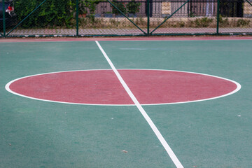 Obraz premium Perspective shoot of street basketball hall middle center circle