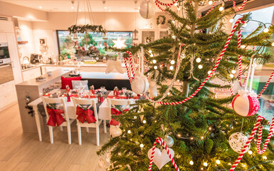 świeta Bożego Narodzenia i wigilia przy świątecznym stole w nowoczesnym domu z piękną tradycyjną choinką - obrazy, fototapety, plakaty
