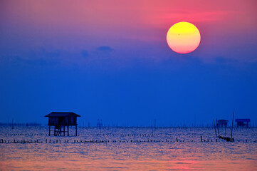 Obraz premium sunset and the sea with hut