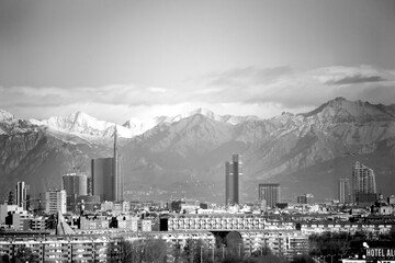 Panorama Milano con grattacieli e Alpi sullo sfondo