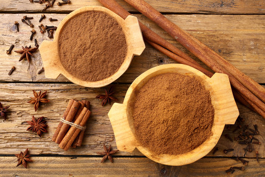 cannella polvere e corteccia su tavolo rustico
