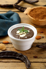 carruba dessert e biscotti fatti a mano sfondo rustico