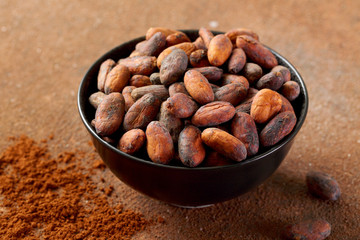 primo piano semi di cacao grezzo su sfondo marrone