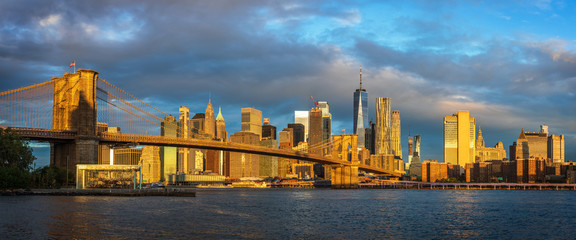 Fototapeta na wymiar Sunrise at Brooklyn Bridge Park with view to Manhattan Skyline.