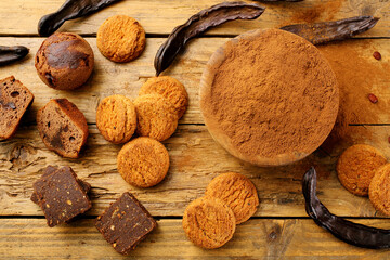 carruba dessert e biscotti fatti a mano sfondo rustico