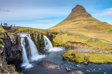 Fototapeta na wymiar Islands Westen: Kirkjufellsfoss mit fliessendem Wasserfall
