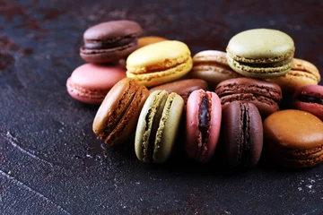 Foto op Plexiglas Zoete en kleurrijke Franse bitterkoekjes of macaron op donkere zwarte achtergrond, Dessert. © beats_