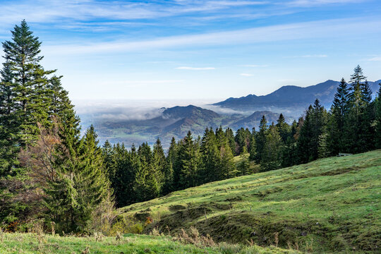 Wanderung zur Rampoldplatte - Blick ins Chiemgau mit Nebel im Herbst