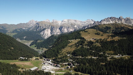 Fototapeta na wymiar Blick auf das Tal in den Dolomiten Südtirol Italien
