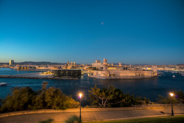 Fototapeta na wymiar couché de soleil sur mer méditerranée et port de Marseille