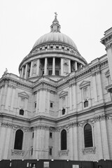 Fototapeta na wymiar dome of st pauls cathedral in London England