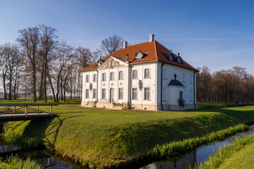 Fototapeta na wymiar Park w zespole pałacowo-parkowym Branickich, Choroszcz. Muzeum Wnętrz Pałacowych w Choroszczycz .