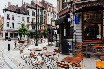 Foto op Plexiglas Oude straat met tafels van brasserie in het centrum van Brussel, België. Gezellig stadsbeeld van Brussel (Bruxelles). Architectuur en bezienswaardigheden van Brussel. © Ekaterina Belova