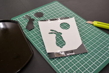 工作、カッティングシートとカッターで型抜き