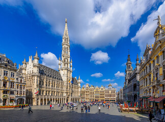 Grand Place (Grote Markt) with Town Hall (Hotel de Ville) and Maison du Roi (King's House or Breadhouse) in Brussels, Belgium. Grand Place is important tourist destination in Brussels. - obrazy, fototapety, plakaty