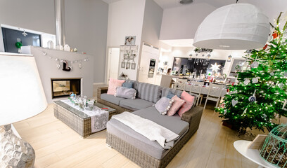 Wnetrze nowoczesnego domu pprzystrojone na święta Bożego Narodzenia © Beenis