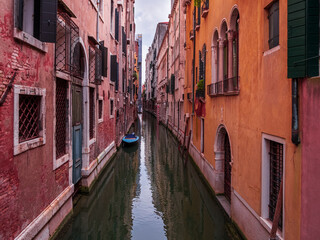 Fototapeta na wymiar Venezia narrow water lanes and the unique town architecture