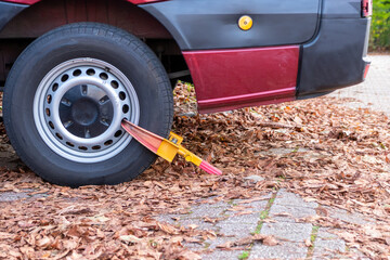 Parkkralle bzw. Autokralle am Reifen eines gestohlenen Fahrzeugs dient der Wegfahrsperre für...
