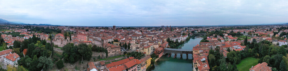 Fototapeta na wymiar Bassano del Grappa e Ponte Vecchio - panoramica dall'alto