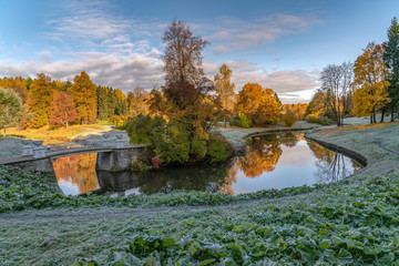 Obraz premium Slavyanka river in Pavlovsk Park frosty autumn morning. Pavlovsk, Saint Petersburg, Russia