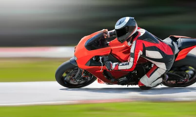 Fotobehang Jongenskamer Motorfiets leunt in een snelle bocht op racebaan