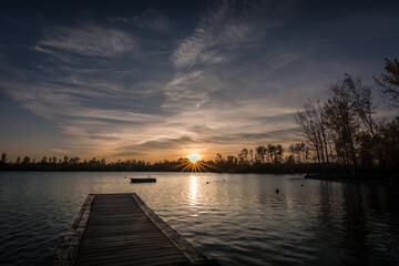 Fototapeta premium Coucher de soleil à la base de loisir du Dicosa, Saïx, Tarn, Occitanie