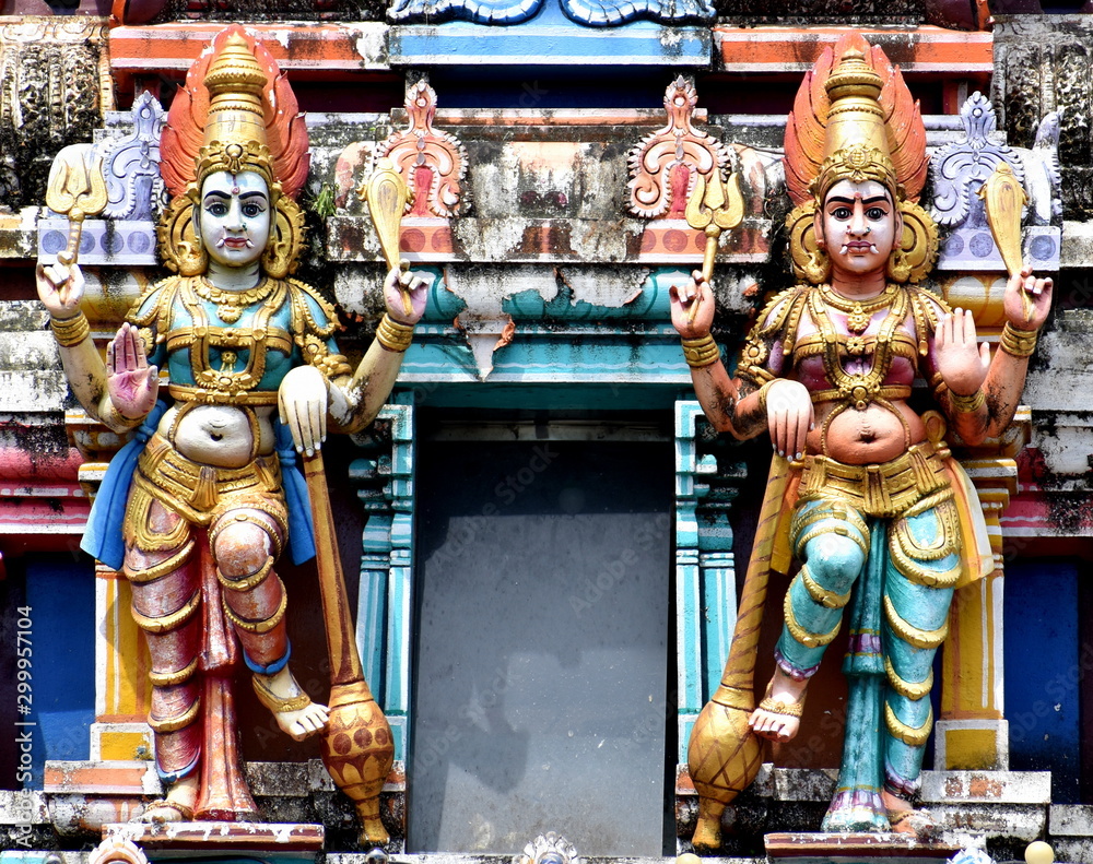 Sticker Beautiful statues on the roof of a Hindu temple