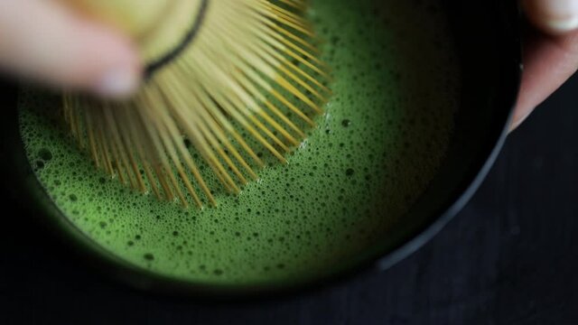 Preparation of matcha green tea by whisk