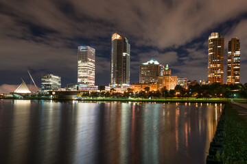Obraz premium Night Skyline of Milwaukee, Wisconsin from the Lake Michigan Waterfront