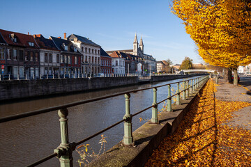 Le long du canal de l'Escaut