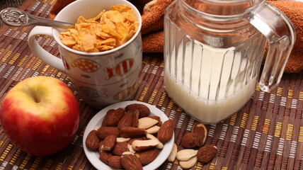 Desayuno saludable. Copos de maíz, almendras, leche y fruta