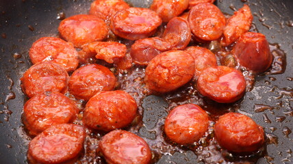 Friendo chorizo en una sarten. Chorizo salchicha