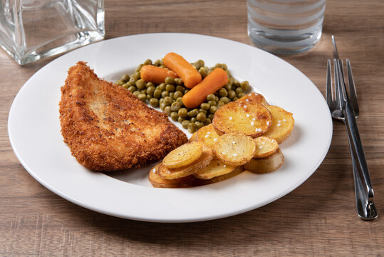 Schnitzel with vegetables and fried potatoes