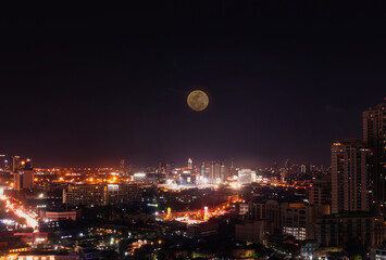 Fototapeta premium Wgląd nocy Bangkok z wieżowca w dzielnicy biznesowej w Bangkoku w Tajlandii