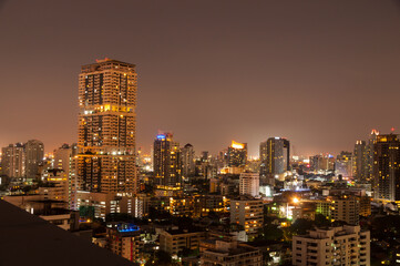 Naklejka premium Wgląd nocy Bangkok z wieżowca w dzielnicy biznesowej w Bangkoku w Tajlandii