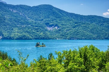 Obraz premium Island in the lake