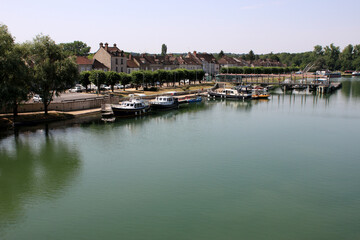 Fototapeta na wymiar Saint Mammès - Quais de Seine