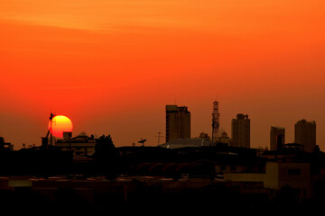 Obraz premium Sunset view Beautiful golden yellow sky in big cities