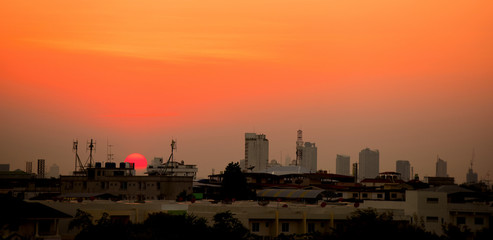 Fototapeta premium Sunset view Beautiful golden yellow sky in big cities